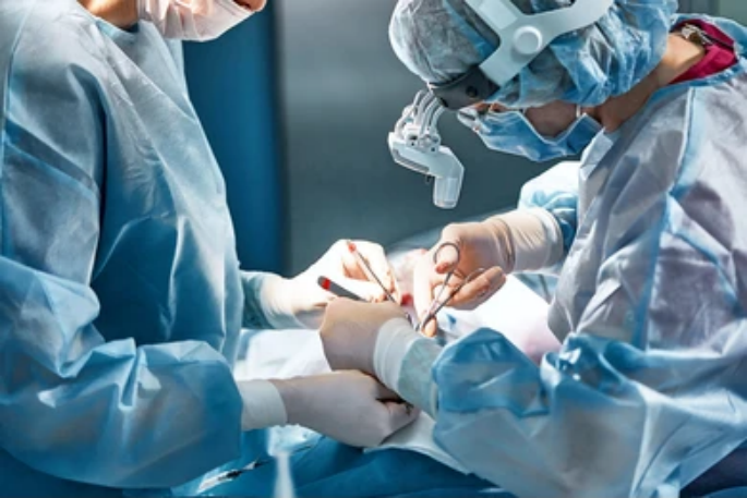 Choosing a plastic and reconstructive surgeon to have fibroadenomas removed has the following advantages:<br />
•Aesthetic Expertise: Guarantees minimal scars and natural breast contour maintenance.<br />
•Holistic Approach: Balances oncological safety and aesthetics.<br />
•Individualized Care: Adapts treatment plans according to personal needs and priorities.<br />
Dr. Leena Jain's extensive experience in breast surgeries makes her a preferred choice for patients seeking both effective treatment and aesthetic excellence.